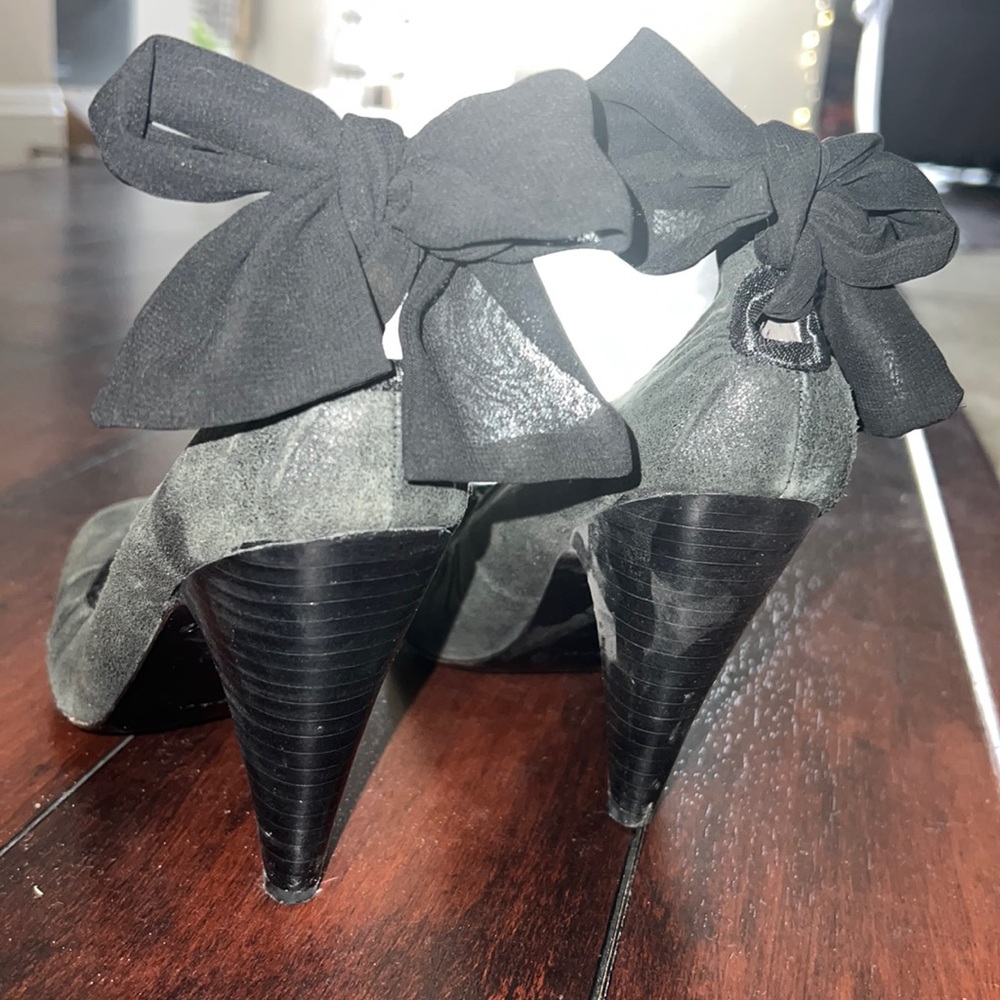Pumps with a bow